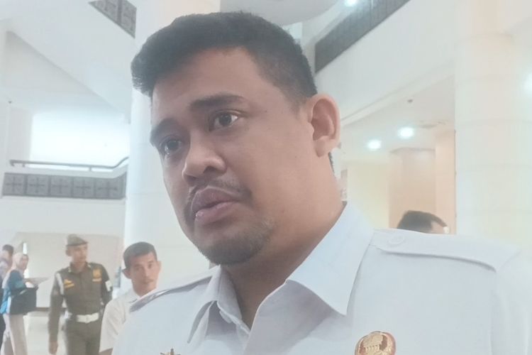 Gubernur Sumut, Bobby Nasution saat diwawancarai wartawan di Kantornya, Rabu (11/3/2026) (Rahmat Utomo/Kompas.com)