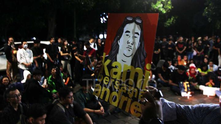 Aktivis hak asasi manusia (HAM) ketika menggelar doa bersama dan solidaritas untuk Wakil Koordinator Kontras Andrie Yunus di depan Kantor Komnas HAM, Jakarta, 17 Maret 2026. Tempo/Amston Probel
