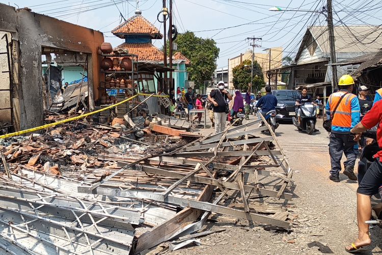 Kondisi pascakebakaran di sekitar Stasiun Pengisian Bulk Elpiji (SPBE) Cimuning, Kecamatan Mustikajaya, Kota Bekasi, Jawa Barat, Kamis (2/3/2026).(Febryan Kevin/Kompas.com )
