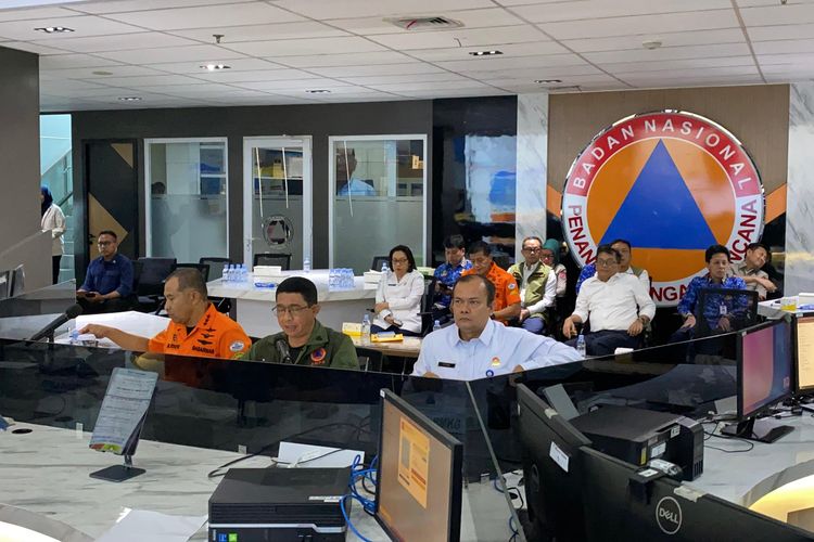 Kepala BMKG Teuku Faisal, Kepala BNPB Suharyanto dan Kepala Basarnas Mohammad Syafii dalam rapat koordinasi penanganan gempa bumi M 7,6 Sulut dan Malut, di Kantor BNPB, Jakarta Timur, Kamis (2/4/2026).(KOMPAS.com/FIRDA JANATI)