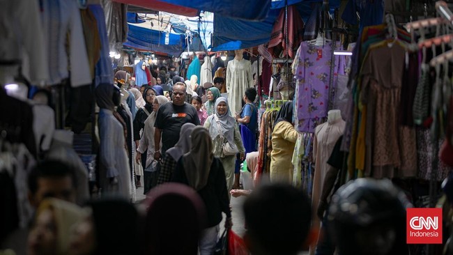 Bos Apindo Bob Azam menilai jika kelangkaan energi diikuti dengan kelangkaan barang, itu bisa menyebabkan inflasi yang akan memperburuk ekonomi Tanah Air. Ilustrasi (CNNIndonesia/Adi Ibrahim).