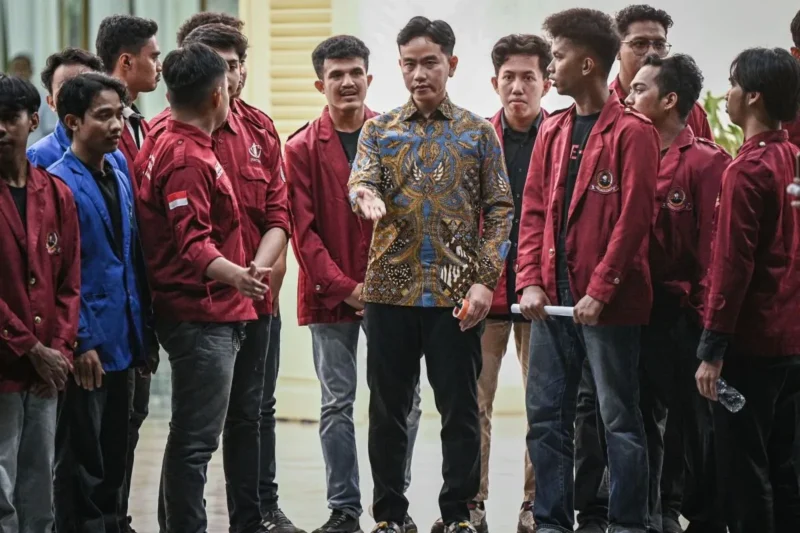 Foto: Wakil Presiden Gibran Rakabuming Raka menemui perwakilan mahasiswa di Istana Wapres, Jakarta Pusat, Senin (15/6/2026). ANTARA FOTO/Fauzan