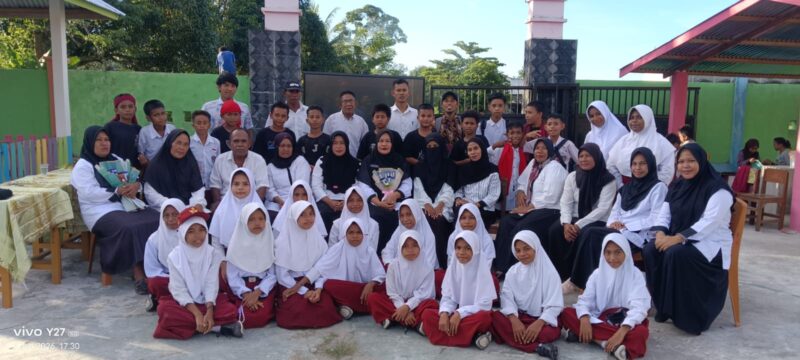 Foto: Para Guru dan Siswa SD Negeri 2 Batabual setelah pengumuman hasil Ujian Akhir Sekolah Tahun Pelajaran 2025/2026