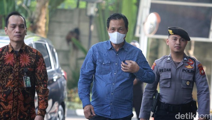 Bupati Muara Enim Edison (kemeja biru) saat tiba di KPK (Foto: Ari Saputra/detikFoto)