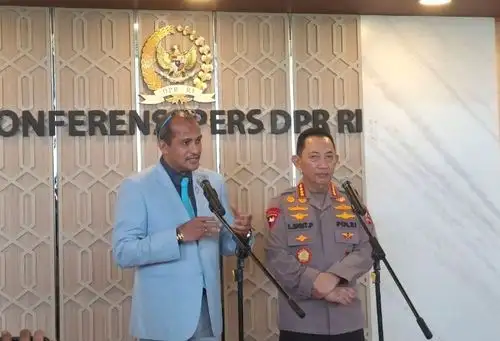 Wakil Menteri Hukum Eddy Hiariej bersama Kapolri Jenderal Listyo Sigit Prabowo memberikan keterangan pers di kompleks parlemen, Jakarta, Selasa (9/6/2026). (Foto: Inilah.com/Diana)