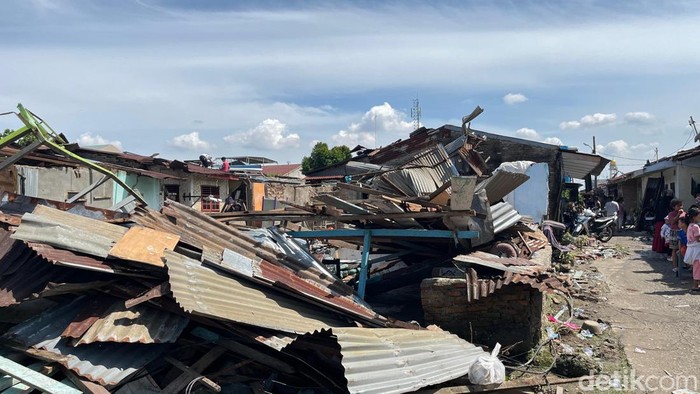 Kondisi rumah warga yang terdampak angin puting beliung. (Foto: Finta Rahyuni/detikSumut)